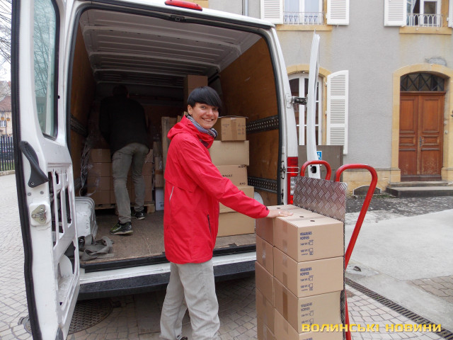 Олена розвозить свічки у Франції